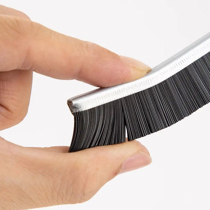 The innovative brush for cracks and tight corners